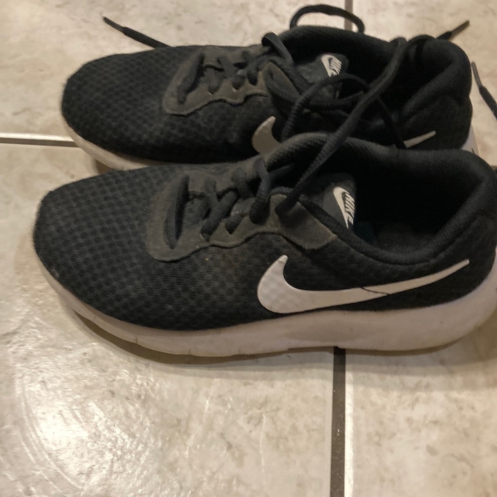 Nike sneaker boys size4y